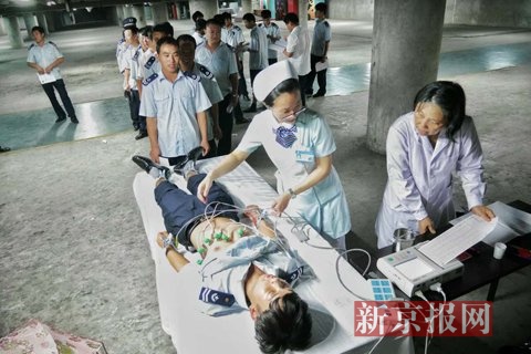 体检现场，安保人员在进行体检。新京报记者 王嘉宁 摄