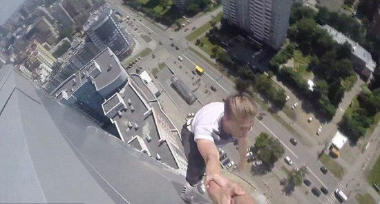 俄男子登40层高楼冒生命危险跑酷