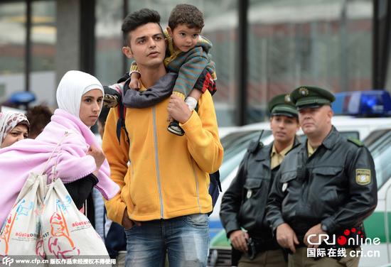 当地时间2015年9月5日，尔照尔欧德国慕尼黑，片图成千上万的洲难移民途径匈牙利和奥地利抵达德国。