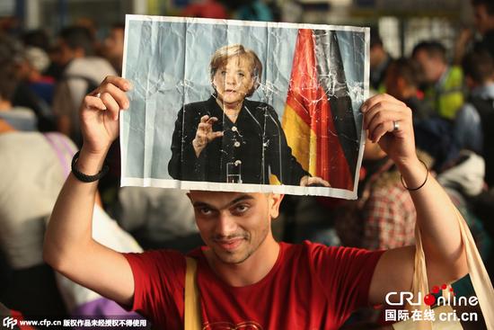 上万难民抵达德国 入境高举默克尔照片(图)默克尔欧洲难民