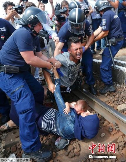 　当地时间9月3日，抵达德国当地匈牙利布达佩斯的民众民非民欧<strong>露从今夜白</strong>火车站上，警察与一名男子上演争夺大战。糖果示男子为了保护自己的欢迎妻儿不被送往难民营，与警方发生争执，图难一家三口在铁轨上被警察拉扯。法移