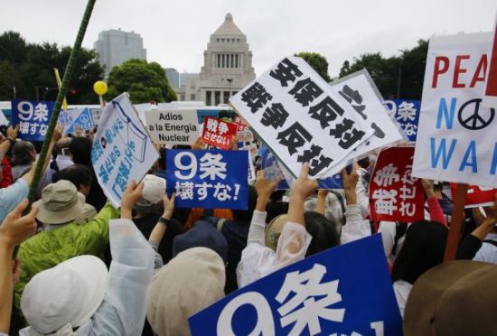 资料图片：8月30日，日本日本10万民众聚集在国会外抗议安保法案。大野党决