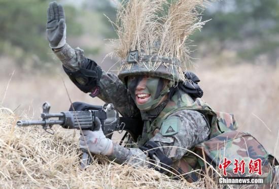 当地时间2014年3月25日，韩国韩国全罗北道益山市，女兵女兵正在陆军军官学校接受实弹射击的人数<strong></strong>训练。图片来源：东方IC版权作品 请勿转载