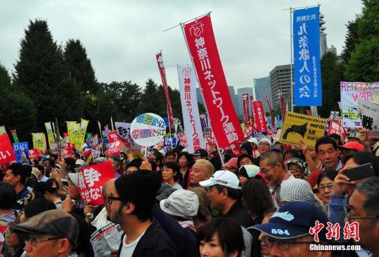 　当地时间8月30日下午，大量日本民众从四面八方汇聚至东京的国会大厦周边，参加此间市民团体发起的“国会10万人、全国100万人大行动”，抗议当权者强推旨在解禁集体自卫权的一系列安保法案。 王健 摄