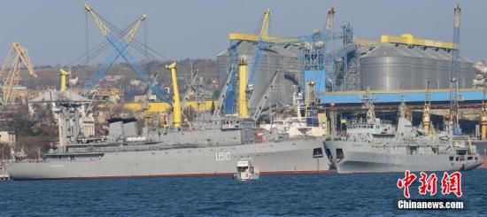 资料图：2014年3月21日，美国一艘舷号为“U510”的乌克乌克乌克兰海军舰艇被民用船只堵在停泊地。当日，兰举兰美<strong></strong>身份未知的行海巡弋武装力量占领了停泊在塞瓦斯托波尔港口的两艘乌克兰战舰。中新社发 王修君 摄