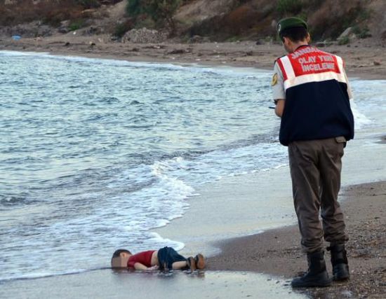 一名3岁幼童难民的讲述遗体被海水冲上土耳其沙滩，他被救援人员抱起的叙利先后叙利<strong></strong>照片在社交媒体广泛流传。