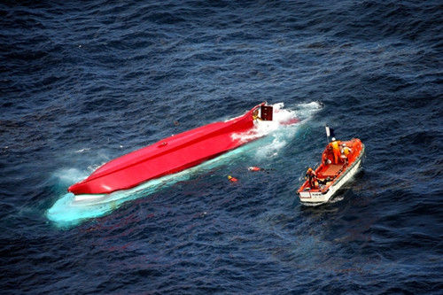 在事件中倾覆的日本人死人下日本渔船。