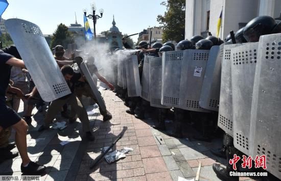 当地时间2015年8月31日，乌克兰基辅，乌克兰民众在议会大厦外示威，抵制该国总统波罗申科提出的一项东部“分权”宪法修正案草案，与警方冲突。示威过程中，人群中扔出一枚炸弹，造成数名警察和国民警卫队人员受伤。