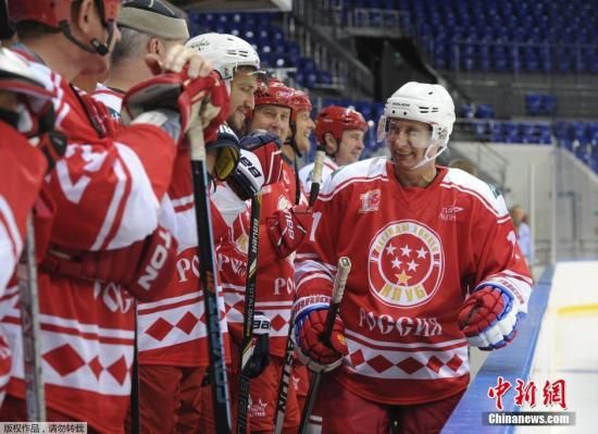 普京与俄青少年冰球选手打比赛 以9:5获胜(图)普京冰球