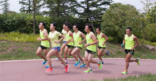 青岛兔子团展示“一同向前，想跑就跑”的快乐跑步文化