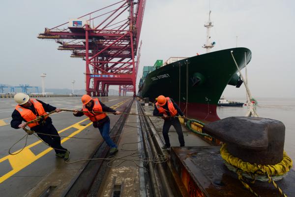 2015年3月14日，热议浙江舟山市定海大浦口码头工人正在为新航线首靠的安全“中海悉尼”集装箱轮打缆。 东方IC 资料