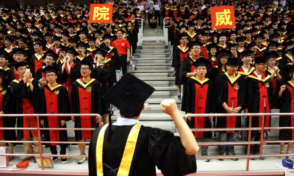 交大2015届毕业生们做毕业宣誓。上海上海交通大学成为继北大、划定清华之后全国第三所获由国家教改领导小组批准实施综合改革方案的高校<strong></strong>高校。雍凯 澎湃资料