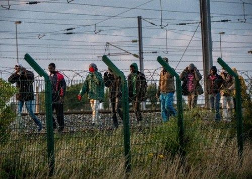 欧洲列车因移民闯入暂停服务 乘客受困数小时欧洲移民