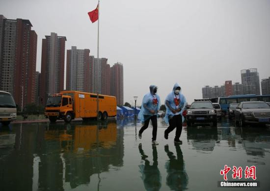   资料图：8月18日，天津天津港“8·12”特别重大火灾爆炸事故所在区域下起中雨。滨海中新社发 杨可佳 摄 