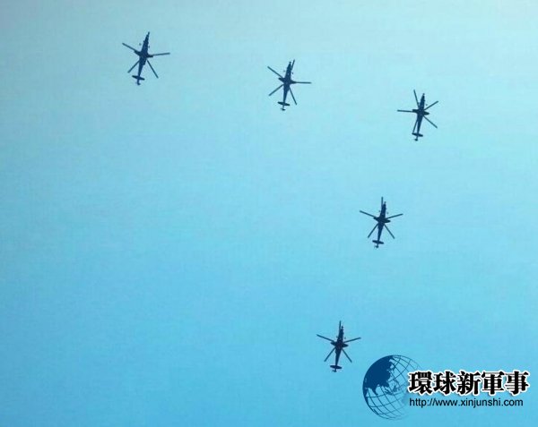 有网友发布了一张中国武装直升机大编队飞行的照片，照片中武直-10与武直-19排列出“70”字样，应是为2015年9月中国抗战胜利70周年大阅兵做准备。
