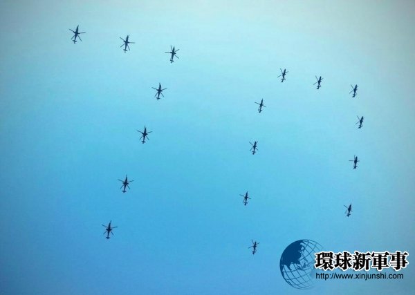 有网友发布了一张中国武装直升机大编队飞行的照片，照片中武直-10与武直-19排列出“70”字样，应是为2015年9月中国抗战胜利70周年大阅兵做准备。