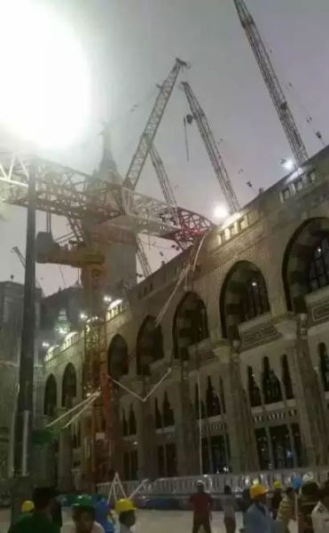 位于沙特阿拉伯麦加的伊斯兰教圣地麦加大清真寺11日发生一起塔吊倒塌事故