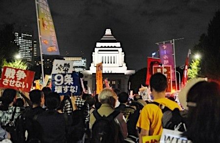 日本民众包围国会。政府