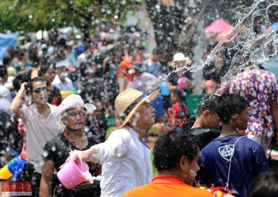 4月13日，国游在泰国北部城市清迈，客涌人们在街头泼水嬉戏。入清<strong></strong>新华社记者高健钧摄