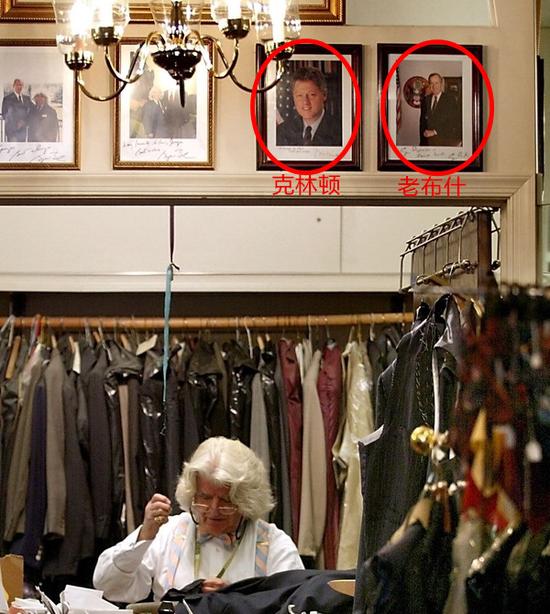 图为2002年6月7日，白宫德帕里斯在他位于华盛顿的御用裁缝铺工作，背后墙上可见总统客户照以及总统与他的裁缝<strong></strong>合影。