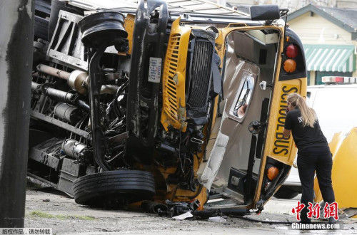 美国休斯敦市一辆高中校车15日早晨从高架桥上翻落，导致两名学生死亡，三人受伤。