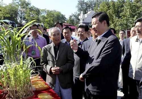 图为：2012年9月15日，习近平来到北京中国农业大学，参加全国科普日活动。