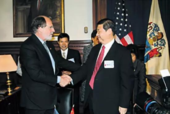 2006年5月，时任浙江省委书记习近平在新泽西州首府特伦顿拜会州长克辛。