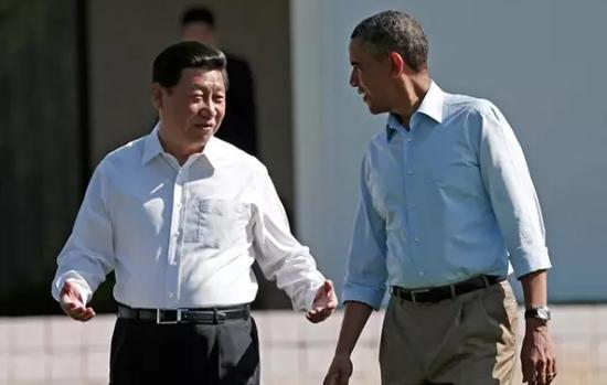 习近平同奥巴马举行中美元首会晤，二人在庄园内散步交谈。