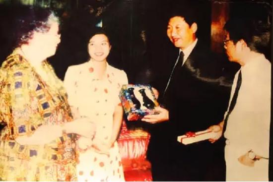 1992年，时任福州市委书记习近平和噶登勒夫人会面的照片。