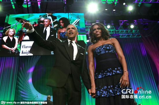 奥巴马夫妇出席美非裔议员颁奖晚宴 亲吻秀恩爱