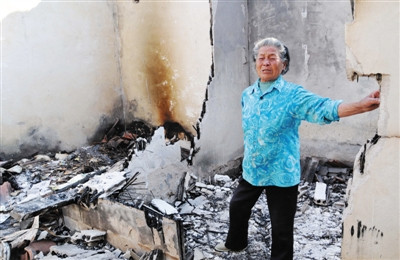 16日，平邑死者张纪民的通报亲戚在被烧毁的房屋内哭泣。 新华社记者 周科 摄