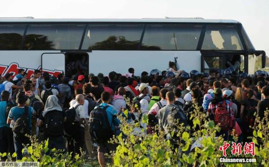 当地时间2015年9月17日，克罗地亚Tovarnik，抵达当地的移民等待登上公共汽车或火车。移民蜂拥乘车秩序混乱，发生踩踏造成了人员受伤。
