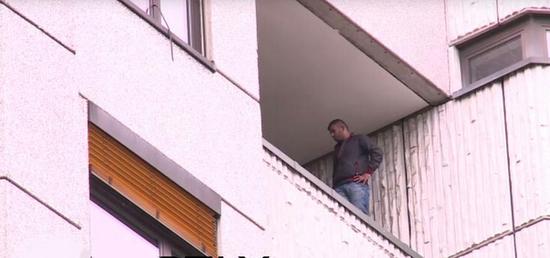 德国柏林，叙利一名叙利亚难民因未获得临时证件而威胁跳楼。亚难（视频截图）