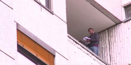 德国柏林，民德<strong></strong>一名叙利亚难民因未获得临时证件而威胁跳楼。未获威胁（视频截图）