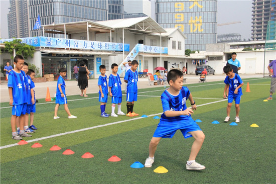 富力足球公益青训营首训 孩子们享受快乐足球