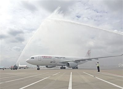 中国东方航空公司第50架空客A330飞机9月19日抵达上海浦东机场。随着国际化进程的加快，东航以上海、北京、西安、昆明为节点，进一步优化航线网络，打造空中丝绸之路。 本报记者 李治国摄