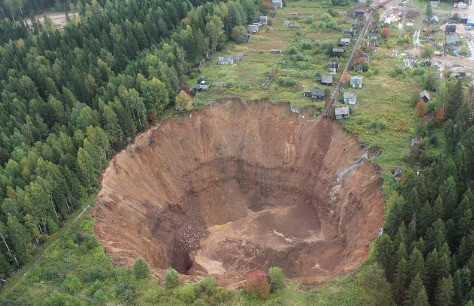 俄罗斯一处度假地区地表塌陷