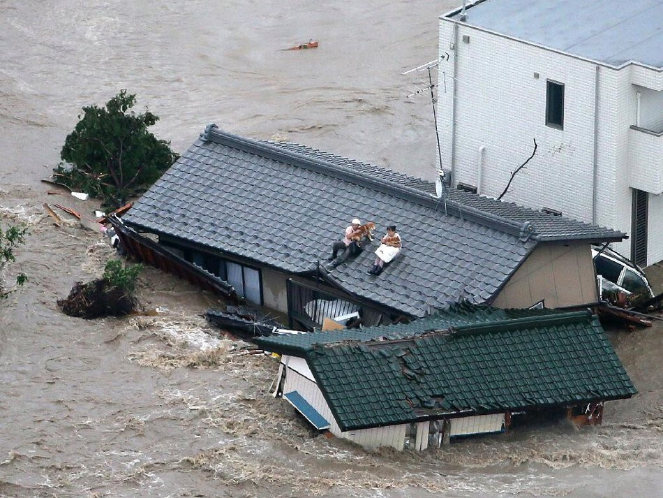 日本暴雨致上万房屋被淹    居民爬屋顶等救援