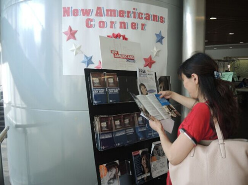 　　华裔民众正在阅读移民入籍专题提供的奥巴数据。(美国《世界日报》资料图/朱蕾 摄)