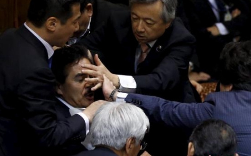 日本参院内的参院混乱景象。