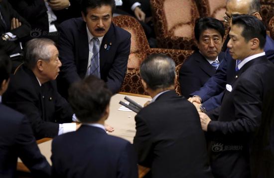 日本执政党与在野党扭打一团 安倍淡定观望