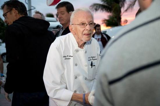 美国这名90岁的美国老翁艾伯特（Arnold Abbott），去年底在公共场合，岁老将食物分享给街友，流浪流水<strong></strong>却遭到警方逮捕。汉办（图片来源：台湾东森新闻云网站）