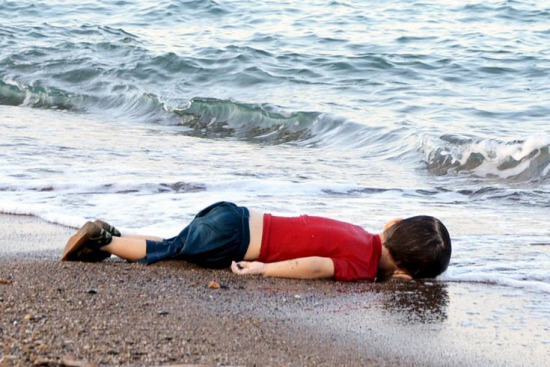 3岁小难民艾兰·库尔迪在土耳其海滩遇难的照片刺痛了全世界公众的心。