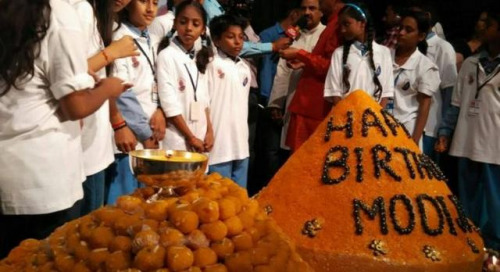 印度总理莫迪过生日 获赠重375公斤甜食塔(图)