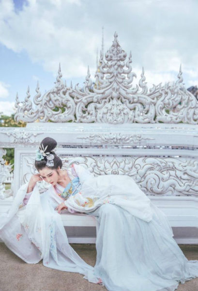 大陆女子着古装躺在庙内，泰白泰国再度引发庙方不悦。庙不满中（图片来源于网络）