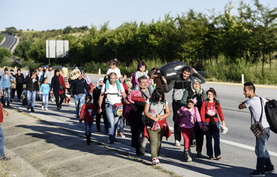 当地时间9月15日，叙利在土耳其埃迪尔内，亚难叙利亚难民徒步前往希腊边境。民自面对<strong></strong>