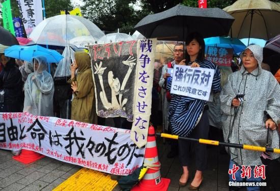 资料图 日本民众冒着大雨持续聚集在国会周边进行抗议活动。日本中新社发 王健 摄