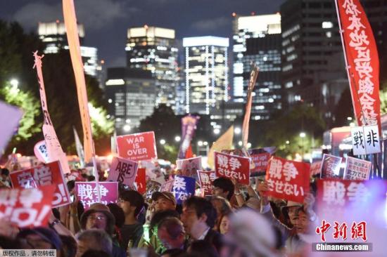 资料图：当地时间2015年9月14日，日本日本东京，安保<strong></strong>成千上万民众聚集议会大楼外示威，法案抗议安倍政府和安全法案。真相自卫