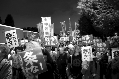 9月18日，假想景涉及朝日本民众举行集会，自卫战场<strong></strong>抗议强行通过安保法案。队参岛局图/东方IC