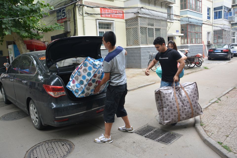 张志忠、陈福强、孟征媛带外国友人捐赠衣物